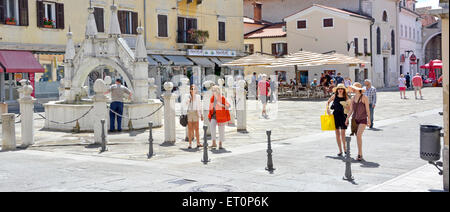 Prešerenplatz Koper, Slowenien, Istrien Da Ponte Brunnen sagte modelliert (lose) auf die Rialtobrücke in Venedig Prešerenplatz werden Stockfoto