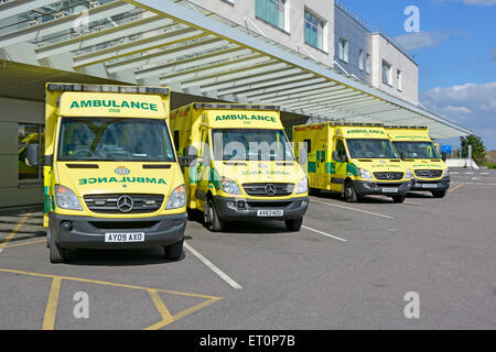 Osten Englands Ambulance Service NHS not SOS 999 Krankenwagen bei A&E Broomfield Krankenhaus Unfall & Notaufnahme, Essex, England UK geparkt Stockfoto