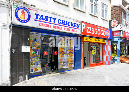 Chicken Pizza und Cafe unabhängige Geschäftsräume in Konkurrenz nebeneinander in Romford East London England Großbritannien Stockfoto