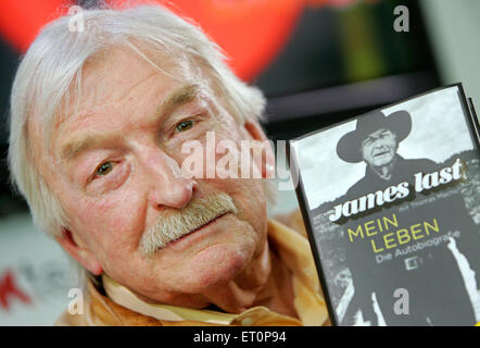 Datei - eine Datei Bild vom 5. Oktober 2006 deutscher Bandleader und Komponist James Last präsentiert sein Buch mit dem Titel "Mein Leben - Die Autobiografie" (lit.) Mein Leben - die Autobiographie) während der Frankfurter Buchmesse in Frankfurt am Main, Deutschland. Zuletzt hat starb im Alter von 86 in Florida, USA am 9. Juni 2015, seinem langjährigen Konzert-Veranstalter Semmel Concerts sagte am 10. Juni 2015. Foto: Jan Woitas/dpa Stockfoto