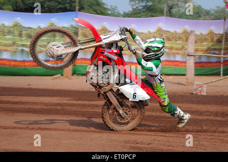 Biker Motorrad Stunt in Golf Cup Dirt Track racing zeigen; Jodhpur; Rajasthan; Indien Stockfoto