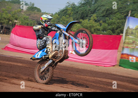 Biker Motorrad Stunt in Golf Cup Dirt Track racing zeigen; Jodhpur; Rajasthan; Indien Stockfoto