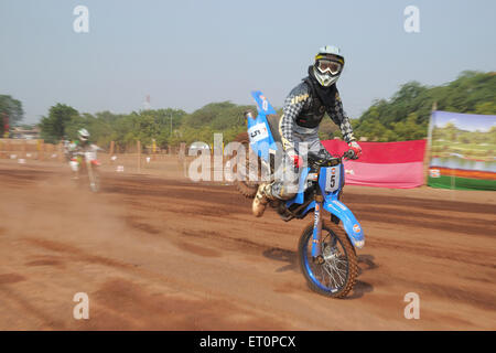 Biker Motorrad Stunt in Golf Cup Dirt Track racing zeigen; Jodhpur; Rajasthan; Indien Stockfoto