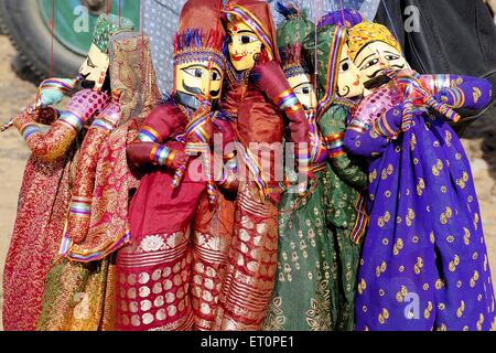 Schlangenbeschwörer-Puppen, Puschkar-Jahrmarkt, Kamel-Jahrmarkt, Kartik Mela, Puschkar Mela, Pushkar, Ajmer, Rajasthan, Indien, Indianermessen Stockfoto