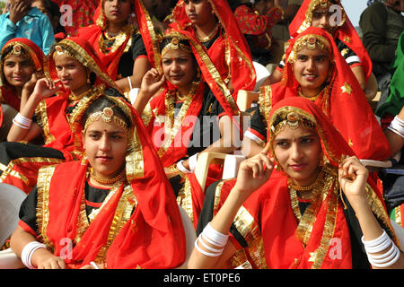 Mädchen tragen Tracht Rajasthani in Pushkar fair; Rajasthan; Indien nicht Herr Stockfoto