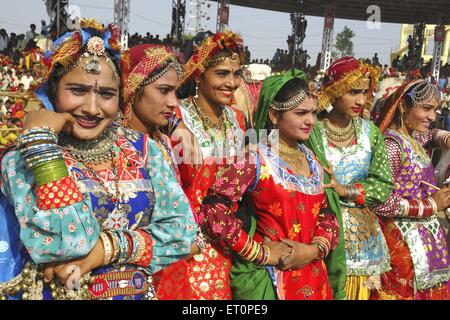 Mädchen in traditionellen Rajasthani Kostüm in Pushkar fair; Rajasthan; Indien nicht Herr Stockfoto