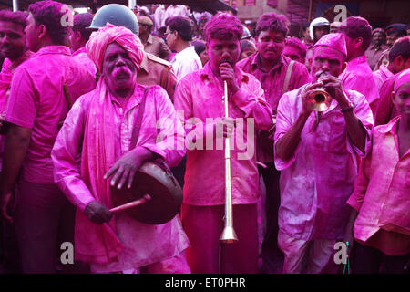 Anhänger spielen Musikinstrumente in Jyotiba Yatra Jyotiba Tempel; Wadi; Ratnagiri; Kolhapur; Maharashtra; Indien NOMR Stockfoto