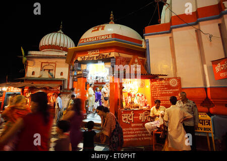 Anhänger im Tempel in Haridwar beten; Uttarakhand;  Indien Stockfoto