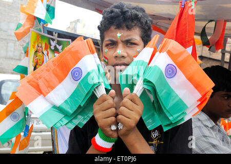 Eine junge indische Flaggen zu verkaufen; Jodhpur; Rajasthan; Indien nicht Herr Stockfoto