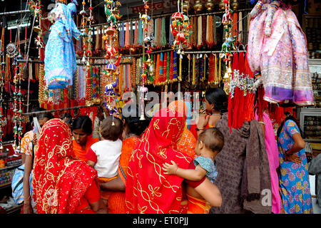 Indische Frauen shoppen, Pushkar Fair, Kamelmesse, Kartik Mela, Pushkar Mela, Pushkar, Ajmer, Rajasthan, Indien, Indianermessen Stockfoto