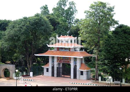 Japanisches Architekturtor; Lalbagh Botanical Garden; Botanischer Garten; Lalbagh; Bangalore; Bengaluru; Karnataka; Indien Stockfoto