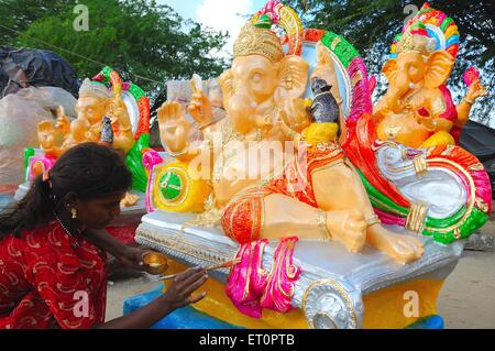 Mädchen malen Lord Ganesha Idol; Marwar; Rajasthan; Indien nicht Herr Stockfoto