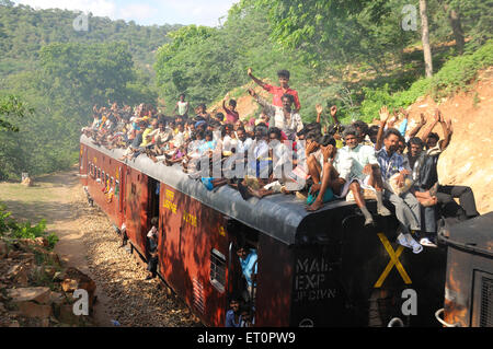 Menschen reisen, auf dem Dach des Zuges Goram Ghat Marwar Rajasthan Indien Stockfoto