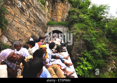 Menschen, die die Gefahr während der Fahrt auf dem Dach des Zuges durch Tunnel; Rajasthan; Indien Stockfoto