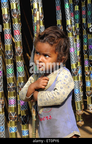 Kind hält Bambus Handwerk; Pushkar fair; Rajasthan; Indien Stockfoto