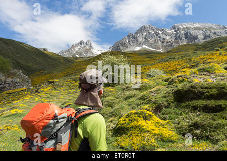 Die Picos de Friero Berge gesehen von der PR 15 Pfad über das Dorf von Santa Marina de Valdeón Picos de Europa-Spanien Stockfoto