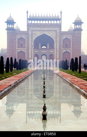 Haupteingang, Taj Mahal, islamisches elfenbeinfarbenes weißes Marmormausoleum, Agra, Uttar Pradesh, Indien, indisches Denkmal Stockfoto