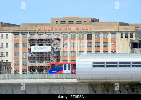 DLR-Zug fährt Pontoon Dock Station mit redundanten Spillers Millennium Mühlen Gebäudes über Arbeiten zur Sanierung begonnen Stockfoto