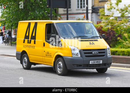 AA Aufschlüsselung van Fahrt entlang Stadtzentrum High Street beschäftigt sich mit Auto Windschutzscheibe Reparaturen und Ausfällen Brentwood Essex England Großbritannien Stockfoto