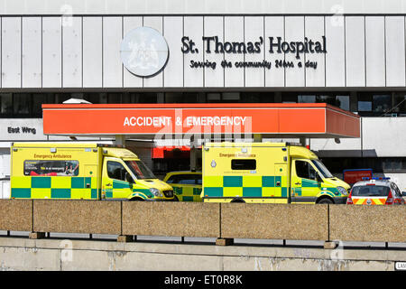 Unfall & Notfall NHS Ambulanzen Patientenlieferung Absetzung & Polizeiauto in A&E Healthcare Department St Thomas Hospital Lambeth London England Großbritannien Stockfoto