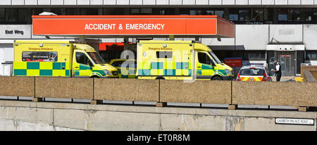 NHS Unfall- und Notfallambulanzen & Polizeiauto im Krankenhausgebäude A & E Gesundheitsabteilung im St Thomas' Hospital Lambeth London England Großbritannien Stockfoto