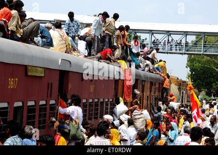 Pendler Klettern auf dem Dach des Zuges, Jodhpur, Rajasthan, Indien Stockfoto