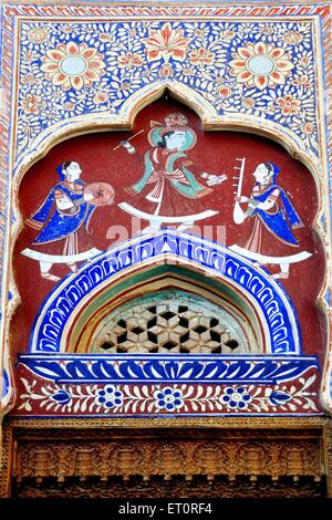 Gemälde von Lord Krishna mit Gopika an Wand Haveli Fatehpur tanzen; Shekhawati; Rajasthan; Indien Stockfoto