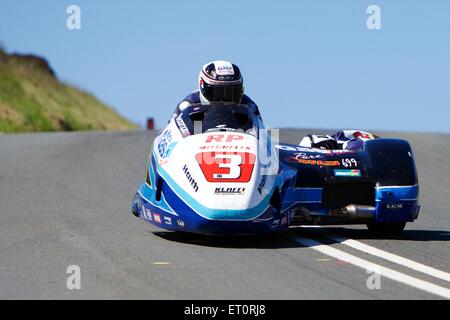 Douglas, Isle of man. 10. Juni 2015. Ben Birchall und Tom Birchall in Aktion während der TT Sidecar-Rennen. Bildnachweis: Action Plus Sport Bilder/Alamy Live News Stockfoto