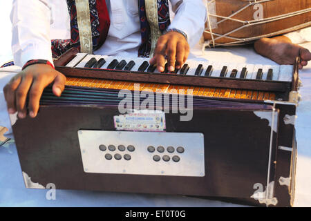 Mann spielt Harmonium, Ramdevra Tempel, Pokhran, Jaisalmer, Rajasthan, Indien Stockfoto