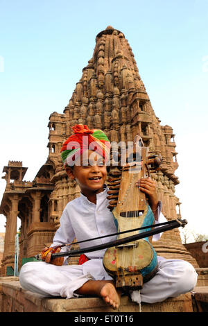 Jungen spielen Sarangi; Deval; Mandore; Jodhpur; Rajasthan; Indien Herr #769 L Stockfoto