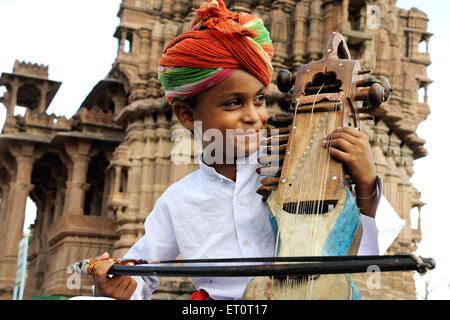 Jungen spielen Sarangi; Deval; Mandore; Jodhpur; Rajasthan; Indien Herr #769 L Stockfoto