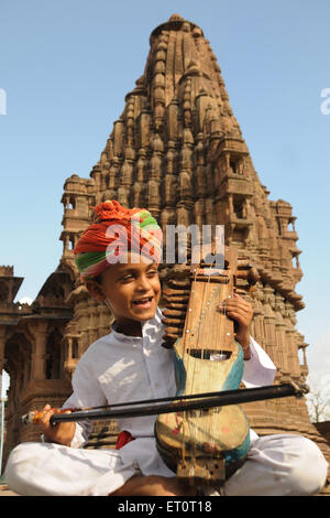 Jungen spielen Sarangi; Deval; Mandore; Jodhpur; Rajasthan; Indien Herr #769 L Stockfoto