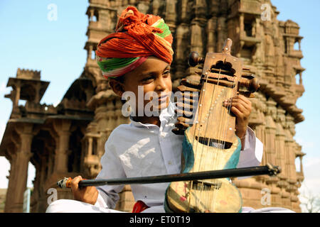 Jungen spielen Sarangi; Deval; Mandore; Jodhpur; Rajasthan; Indien Herr #769 L Stockfoto