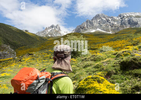 Die Picos de Friero Berge gesehen von der PR 15 Pfad über das Dorf von Santa Marina de Valdeón Picos de Europa-Spanien Stockfoto