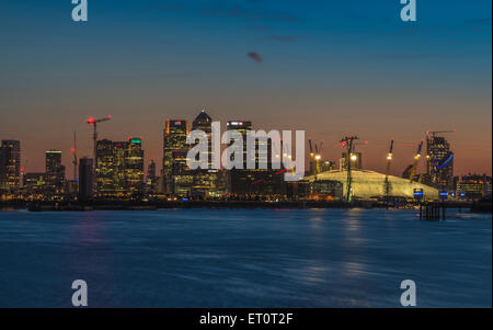 Millennium Dome und Canary Wharf in der Nacht, Blick über die Themse. Stockfoto