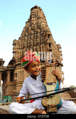 Jungen spielen Sarangi; Deval; Mandore; Jodhpur; Rajasthan; Indien Herr #769 L Stockfoto