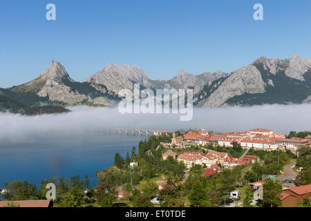 Frühen Morgennebel und das Dorf Riaño, Parque Regional de Los Picos de Europa Provinz, Castille de Leon, Kantabrien Spanien. Stockfoto