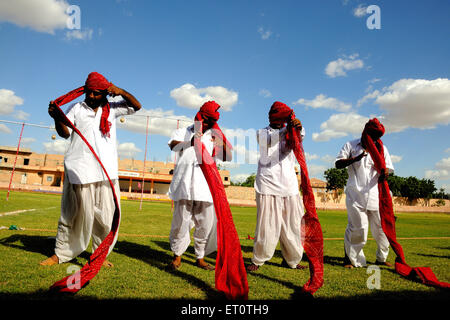 Männer tragen Turbane Wettbewerb Marwar Festival; Jodhpur; Rajasthan; Indien Stockfoto