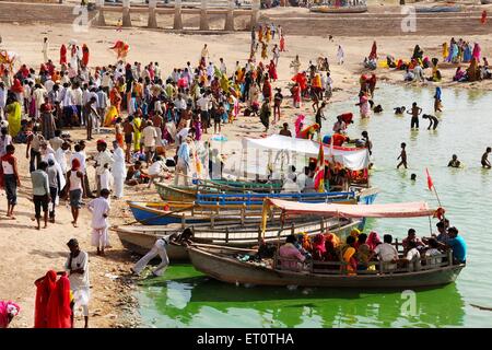 Völker mit Bad im Teich; Ramdevra; Jaisalmer; Rajasthan; Indien Stockfoto