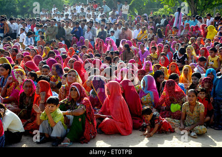 Leute, die in einem Boden sitzen; indische Frauen im Ghunghat; Jodhpur; Rajasthan; Indien Stockfoto