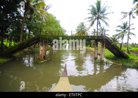 Brücke an einem schmalen Rückstau-Kanal; Ernakulum; Kerala; Indien Stockfoto