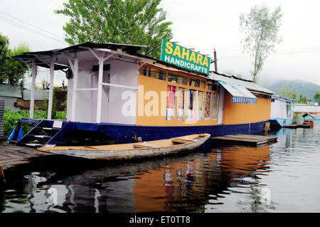 Kaufen Sie auf Boot in dal-See ein; Srinagar; Jammu und Kaschmir; Indien Stockfoto