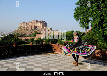Kalbeliya Volkstanz in Jodhpur Meherangarh Fort; Rajasthan; Indien NOMR Stockfoto
