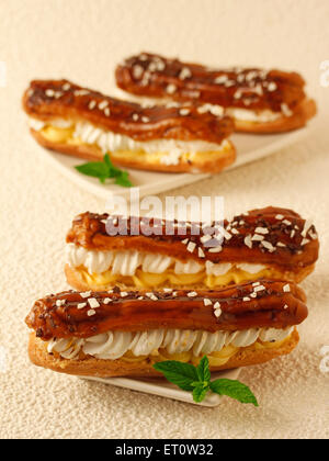 Rahmspinat Eclairs. Stockfoto