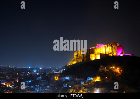 Mehrangarh Fort in andere Farbe Beleuchtung und Altstadt in Nachtansicht; Jodhpur; Rajasthan; Indien Stockfoto