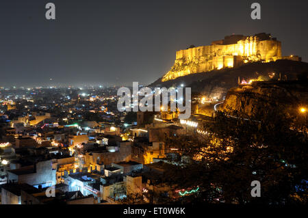 Mehrangarh Fort in andere Farbe Beleuchtung und Altstadt in Nachtansicht; Jodhpur; Rajasthan; Indien Stockfoto