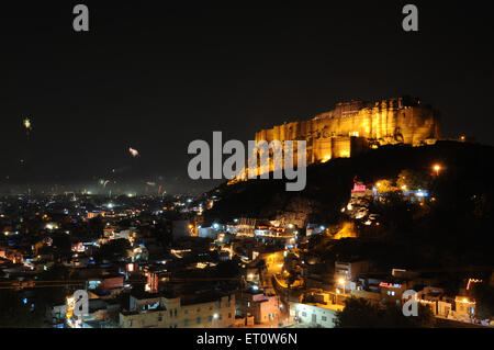 Mehrangarh Fort in andere Farbe Beleuchtung und Altstadt in Nachtansicht; Jodhpur; Rajasthan; Indien Stockfoto