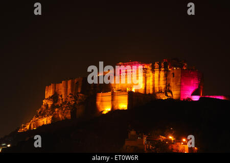 Mehrangarh Fort in andere Farbe Beleuchtung in der Nachtansicht; Jodhpur; Rajasthan; Indien Stockfoto