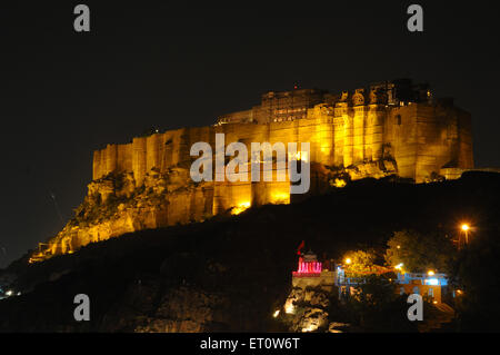 Mehrangarh Fort in andere Farbe Beleuchtung in der Nachtansicht; Jodhpur; Rajasthan; Indien Stockfoto