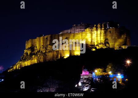 Mehrangarh Fort in andere Farbe Beleuchtung in der Nachtansicht; Jodhpur; Rajasthan; Indien Stockfoto